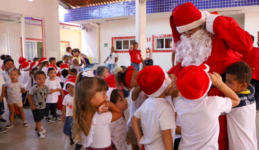 Fundo Social fez nesta terça-feira entrega de presentes parra 148 criança do CEIM Professora Maria Aparecida Mana Gonçalves, na Chácara Guanabara (Divulgação/ PMMC)