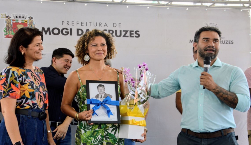 Priscila Yamagami e Caio Cunha ao lado da médica Rubia Ozawa, filha do patrono da UBS Botujuru, dr. Ruy Norio Ozawa (foto: Divulgação/PMMC)