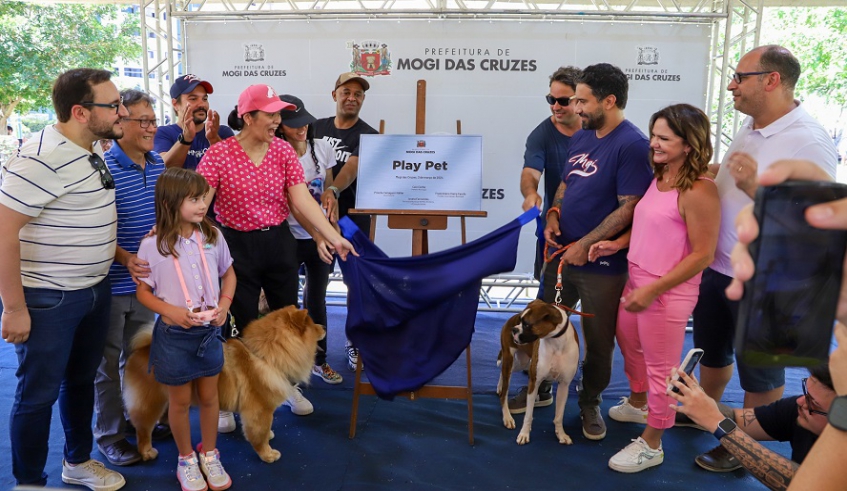 Prefeito Caio Cunha, vice Priscila Yamagami e autoridades oficializaram a entrega do Play Pet no domingo (3/3) pela manhã (Divulgação/PMMC)