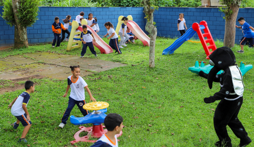 Após a palestra, a chegada do Dengoso, animou a turma de 34 alunos do 1º ao 5º ano da escola. (Divulgação/PMMC)