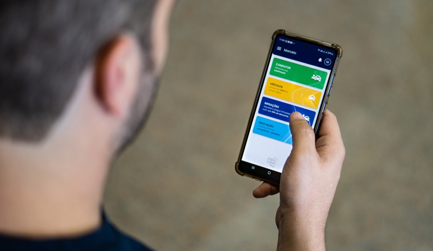 Indicação do real condutor responsável pela infração pode ser feita pelo aplicativo Carteira Digital de Trânsito (foto) ou pelo portal da Senatran (Divulgação/PMMC)