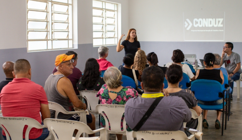 Empreendedores de Jundiapeba visitaram a Incubadora Social na manhã desta segunda-feira, para conhecer os trabalhos do equipamento e pensar em parcerias (Warley Kenji/ PMMC)