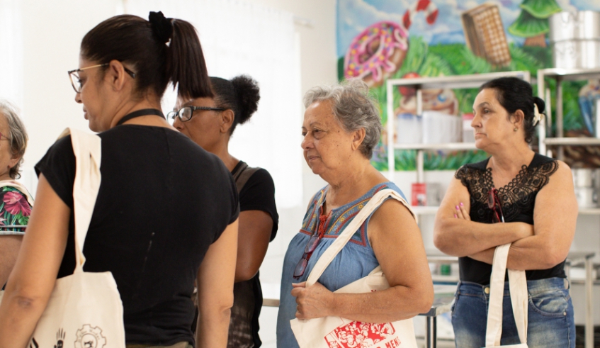Empreendedores de Jundiapeba visitaram a Incubadora Social na manhã desta segunda-feira, para conhecer os trabalhos do equipamento e pensar em parcerias (Warley Kenji/ PMMC)