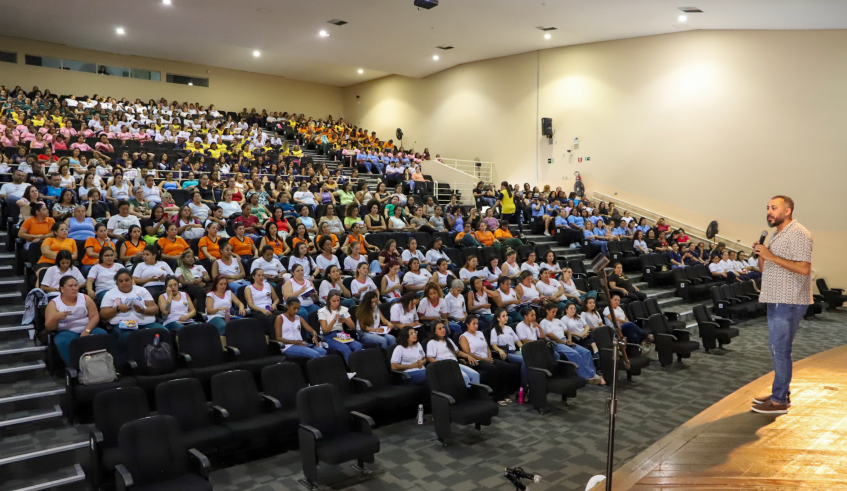 O palestrante da formação das ADIs foi o chefe de Divisão de Educação Básica, Mitch Almeida, que abordou a inter-relação entre literatura e infâncias. (Divulgação/PMMC)