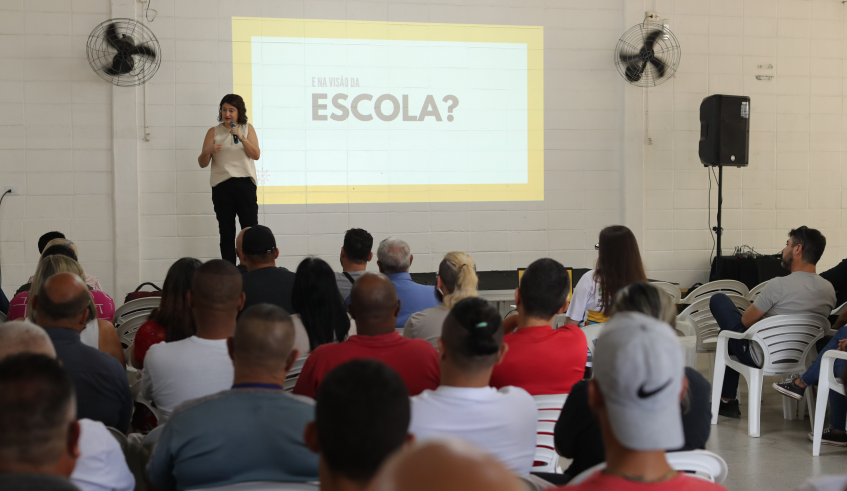 Eliane Batista de Souza, da EM Rural Kaoru Hiramatsu, no Taboão, falou sobre a importância do transporte escolar. (Warley Kenji/PMMC)