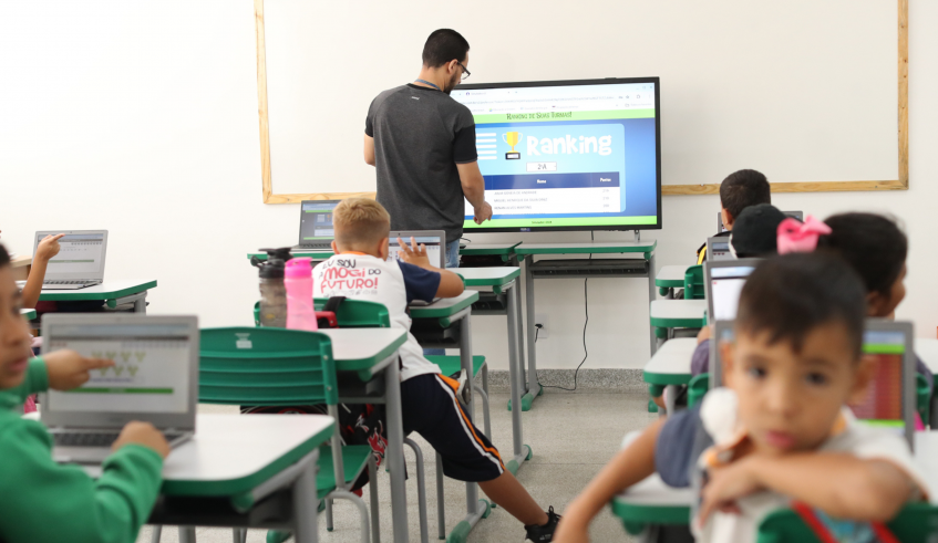 AA unidade escolar também marca a conclusão do projeto de conectividade da rede municipal, que será finalizado neste mês com a oferta de conexão de alta qualidade para todas as unidades municipais. . . .
