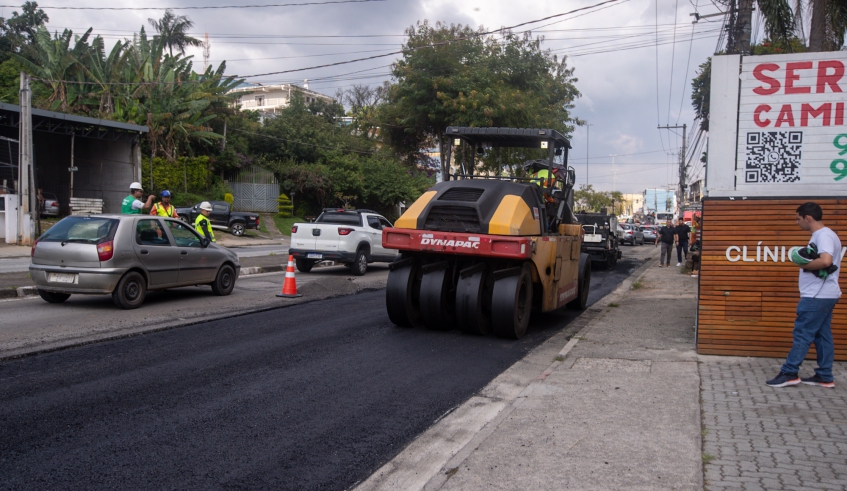 Avenida Prefeito Francisco Ribeiro Nogueira, no trecho inicial da Rodovia Mogi Bertioga, terá recuperação de base e aplicação da nova massa asfáltica no sentido bairro-centro (Warley Kenji/PMMC)