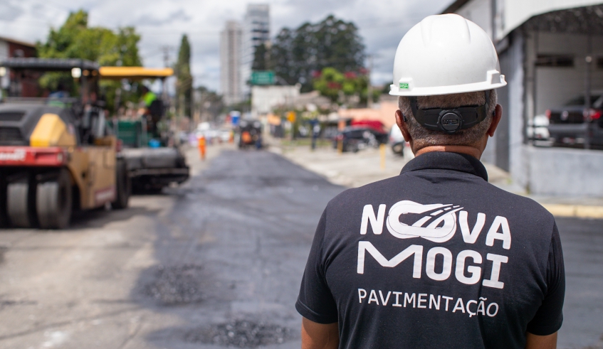 Avenida Prefeito Francisco Ribeiro Nogueira, no trecho inicial da Rodovia Mogi Bertioga, terá recuperação de base e aplicação da nova massa asfáltica no sentido bairro-centro (Warley Kenji/PMMC)