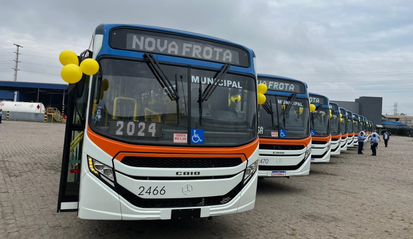 Novos ônibus da concessionária Princesa foram apresentados na garagem da empresa e irão substituir veículos mais antigos do sistema de transporte coletivo (Divulgação/PMMC)