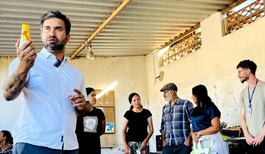 Quitanda Social, que já faz três vezes por semana a distribuição de alimentos frescos para famílias em vulnerabilidade, passou a entregar mel nesta semana (Divulgação/ PMMC)