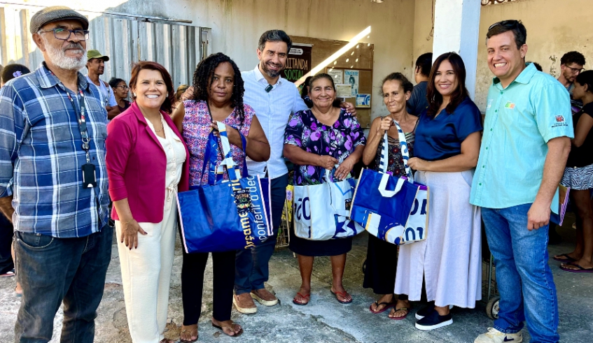 Quitanda Social, que já faz três vezes por semana a distribuição de alimentos frescos para famílias em vulnerabilidade, passou a entregar mel nesta semana (Divulgação/ PMMC)