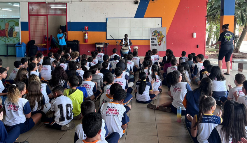 As oficinas culturais são conduzidas pelo músico senegalês Saliou Seck. Uma das escolas atendidas é a EM Vereadora Astréa Barral Nébias. (Divulgação/PMMC)