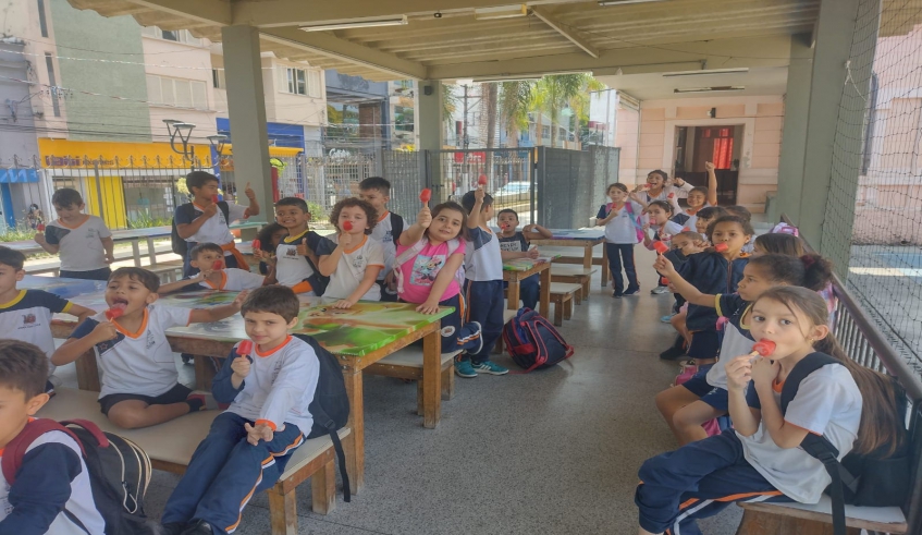 Alunos da EM Coronel Almeida (Centro) experimentam sorvete de morango na terceira fase dos Jogos da Alimentação Saudável. (Divulgação/PMMC)