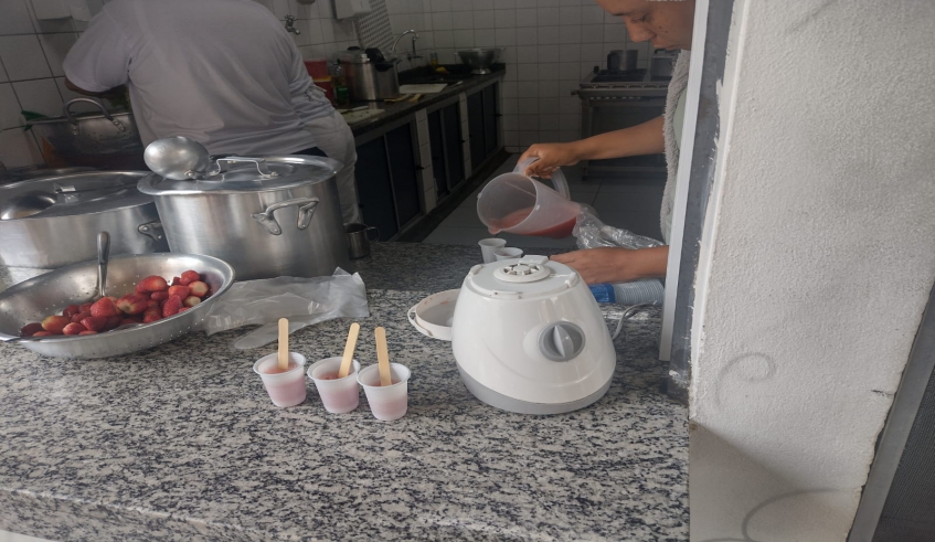 Preparação do sorvete de morango na terceira fase dos Jogos da Alimentação Saudável, na EM Coronel Almeida (Centro). (Divulgação/PMMC)