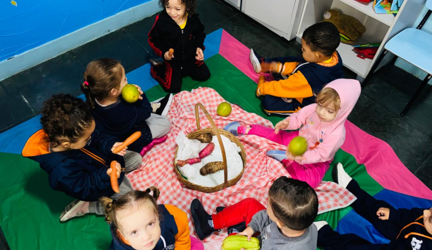 As crianças do Núcleo Castelo Forte I demonstram grande interesse e interação ao participar de atividades que envolvem jogos, brincadeiras e manipulação de alimentos (Divulgação/PMMC)