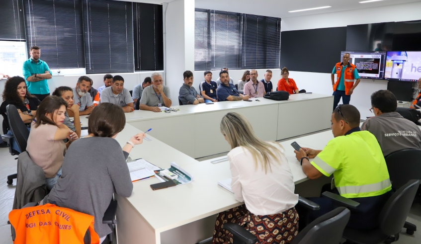 Representantes dos órgãos que participam da Operação Verão discutiram o trabalho que será realizado para atendimento de urgências e emergências causadas pelas chuvas (Divulgação/PMMC)