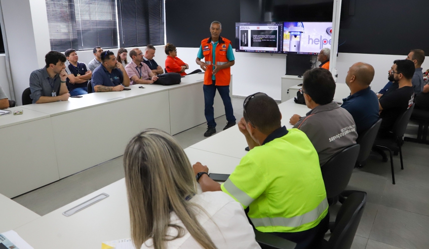 Representantes dos órgãos que participam da Operação Verão discutiram o trabalho que será realizado para atendimento de urgências e emergências causadas pelas chuvas (Divulgação/PMMC)