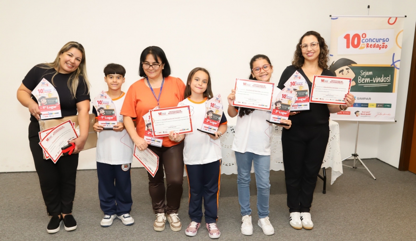 Enzo Gabriel Oliveira da Silva, 9 anos, da EM Profª Wanda de Almeida Trandafilov, conquistou o primeiro lugar. Ana Julli Cardoso da Conceição, de 10 anos, do Cempre Prof. Sérgio Moretti, foi a segunda . . .