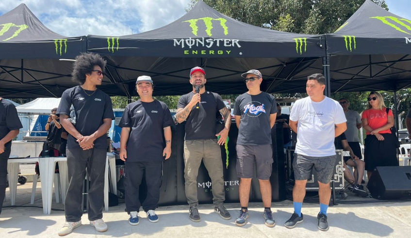 Prefeito Caio Cunha prestigiou a inauguração do Botyra Skate Park, ao lado do vereador Eduardo Ota e de Cid Sakamoto, da Mogi Skate Gang (Divulgação/PMMC)