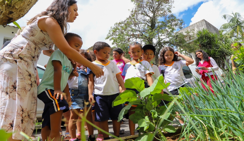 Crianças visitaram a área verde da sede do departamento. (Divulgtação/PMMC)