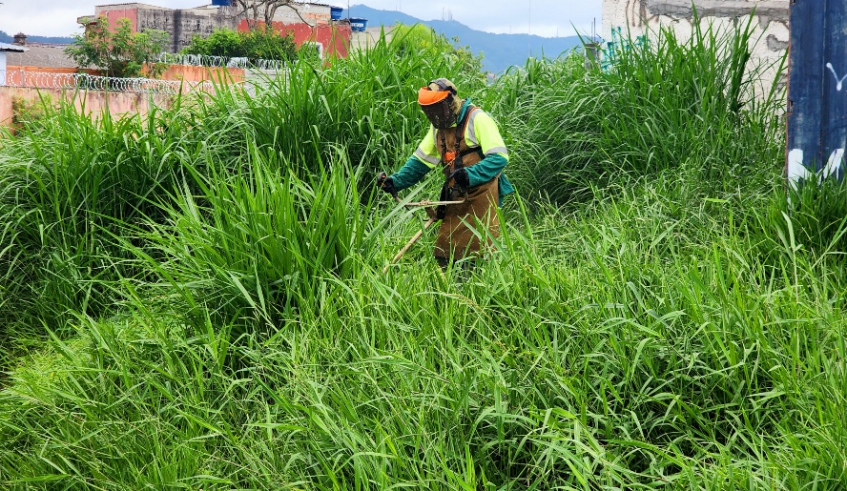 Os trabalhos de limpeza de rios e córregos fazem parte da operação de zeladoria que está sendo feita na cidade e agora os serviços se concentram no Córrego dos Canudos (Divulgação/ PMMC)