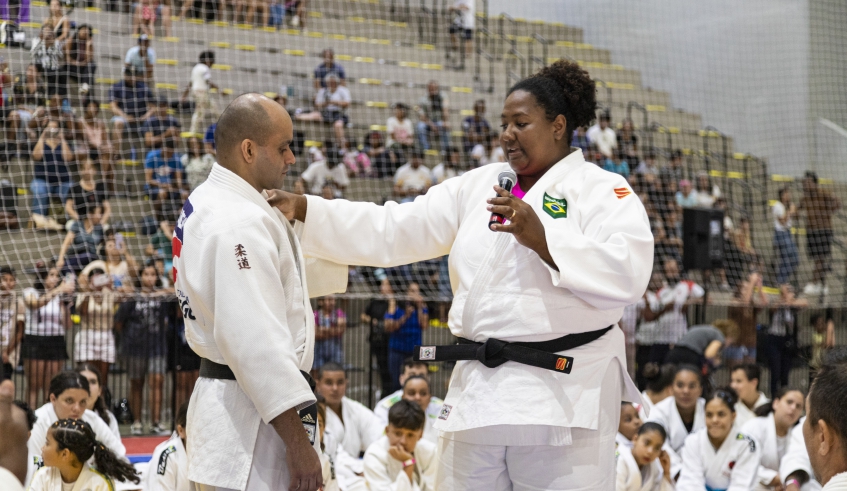 Medalhista Bia Souza esteve em Mogi das Cruzes neste sábado, participando de um evento em que contou um pouco de sua trajetória e fez demonstração (Divulgação/SESC)