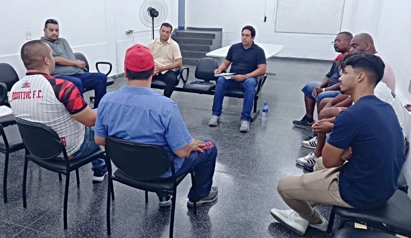 Reunião, com a intermediação da Secretaria de Esporte e Lazer, busca aproximar os clubes e a Liga Municipal de Futebol para o fomento da modalidade (Divulgação/PMMC)