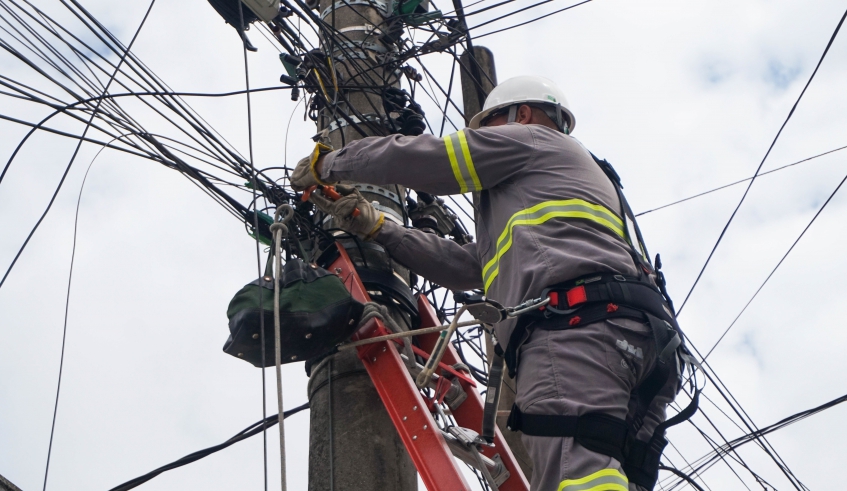 Trabalho de organização da fiação aérea faz parte da parceria entre Prefeitura e a EDP e compreende a retirada de fios de telecomunicação irregulares ou caídos (Divulgação/PMMC)