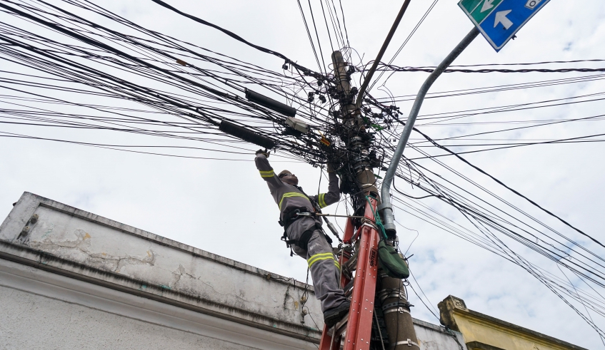 Trabalho de organização da fiação aérea faz parte da parceria entre Prefeitura e a EDP e compreende a retirada de fios de telecomunicação irregulares ou caídos (Divulgação/PMMC)