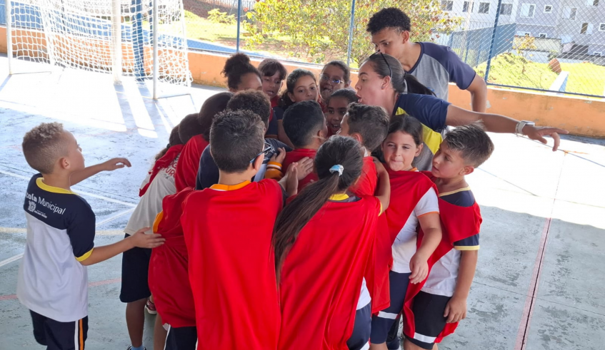 Estudantes da EM Dr. Luiz Beraldo de Miranda (Parque Olímpico) comemoram classificação à próxima fase da Queimada na 3ª Olimpíada e Paralimpíada "Pequenos Esportistas". (Divulgação/PMMC)