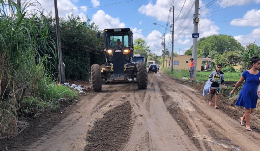 Mutirão está sendo realizado em diversos pontos do município, melhorando as condições das estradas vicinais e contribuindo para o escoamento agrícola (Divulgação/ PMMC)