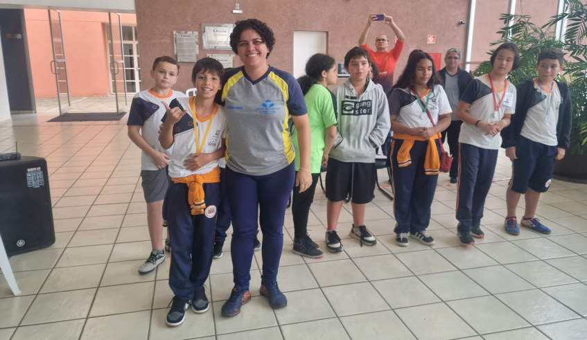 A professora Siderlandia Flores, conhecida como Flor, coordenadora de oficinas esportivas da escola vencedora, celebrou a vitória do estudante Arthur Tavares. (Divulgação/PMMC)