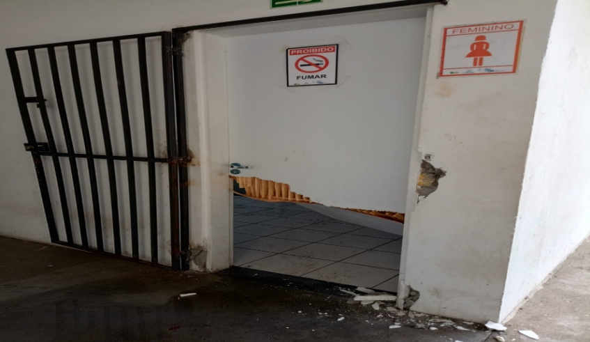 vândalos quebraram portas, retiraram grades de ferro, furtaram cabos da rede elétrica, canos e torneiras de banheiros e lavatórios.