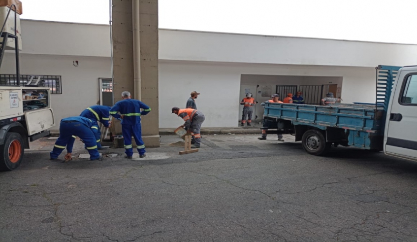 força-tarefa da equipe de Serviços Urbanos e Zeladoria para realização de reparos emergenciais garantiram estrutura mínima de atendimento aos feirantes e população.