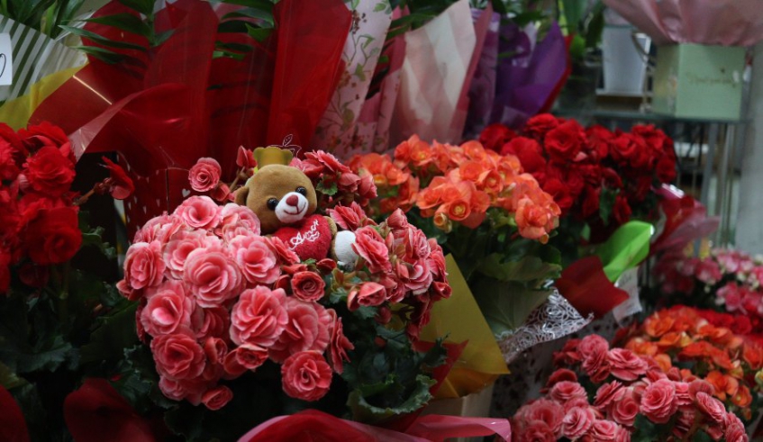 É a segunda maior data para vendas de flores, atrás apenas do Dia das Mães; comerciantes reforçaram estoque criaram diferentes tipos de vendas para a última hora, dentre os quais uma cesta com vários . . .