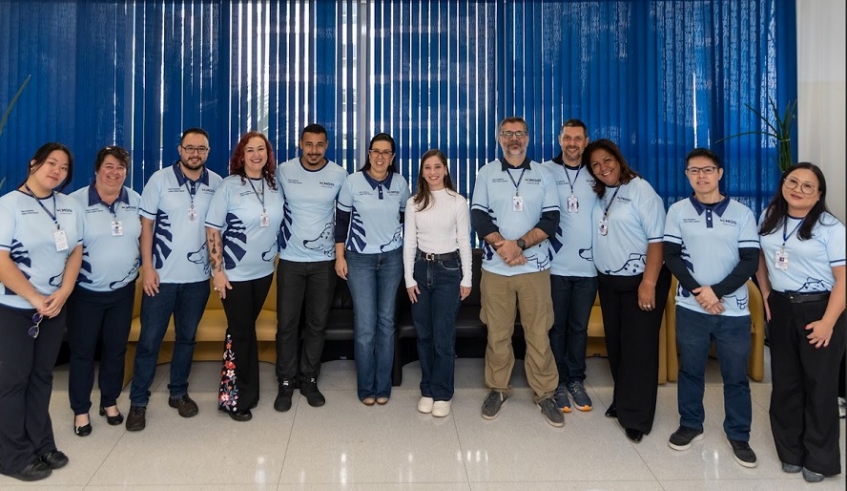 Equipe da Secretaria Municipal de Meio Ambiente e Proteção Animal ao lado da palestrante Isabella Talamoni Lima, durante o evento desta terça-feira (17/6) (Divulgação/PMMC)