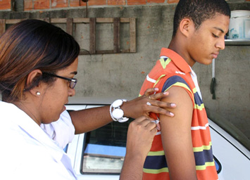 Adolescentes fazem parte do grupo já assistido pela vacinação contra Meningite C (foto: Arquivo/PMMC)