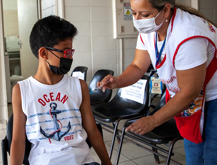 Crianças e adolescentes podem atualizar doses da Covid durante a Campanha de Multivacinação (foto: Divulgação/PMMC)