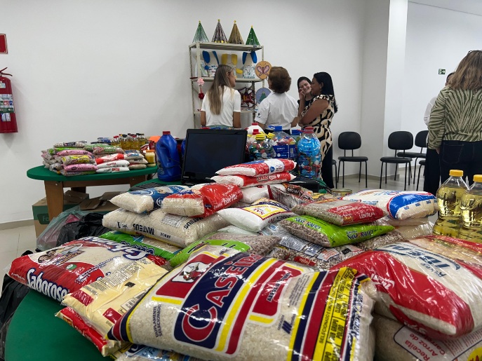 Equipe da UnicaFisio arrecadou alimentos, tampinhas de garrafas pet e roupas em campanha de final de ano destinada ao Fundo Social de Mogi (Divulgação - PMMC)