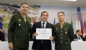 Marcus Melo toma posse, ao lado do tenente-coronel Lúcio Ferreira de Medeiros (esquerda) e primeiro-tenente Antonio de Araújo M. Netto (direita), responsáveis pela cerimônia (Ney Sarmento/PMMC)