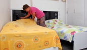 Moradora na Residência Inclusiva há um ano, dona Geny Aparecida da Rocha mantém uma rotina tranquila na casa (foto: Guilherme Berti/PMMC)