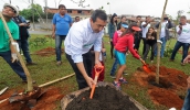 Prefeito Marcus Melo plantou mudas com alunos das três unidades escolares do bairro e destacou a importância de cuidarmos do futuro da cidade. (Foto: Ney Sarmento/PMMC)