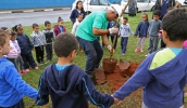 Alunos se uniram para plantar mudas de diferentes espécies. Em quatro anos, serão plantadas 50 mil árvores. (Foto: Ney Sarmento/PMMC)