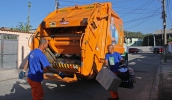 Caminhão do Recicla Mogi possui cor laranja e percorre os bairros duas vezes por semana, recolhendo lixo seco e úmido (Foto: Ney Sarmento/PMMC)
