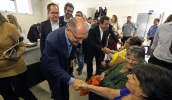 Governador Geraldo Alckmin cumprimenta os pacientes durante visita ao novo Centro Oncológico do Hospital Luzia de Pinho Melo (foto: Ney Sarmento/PMMC)