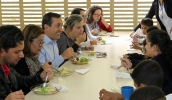 O prefeito Marcus Melo, acompanhado pela presidente do Fundo Social de Solidariedade, Karin Melo, esteve na escola municipal na Vila Nova Aparecida para almoçar o afogado junto aos alunos. A secretária . . .