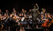 A Orquestra Sinfônica Jovem de Mogi das Cruzes, regida pelo maestro Lélis Gerson, apresenta-se neste domingo, ao lado do coral Musicativa e do tenor Sérgio Wernec, no Mogi Shopping (Divulgação/ O . . .