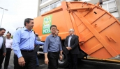 Prefeito mogiano ao lado do caminhão do Recicla + Mogi: veículo tem cor laranja, característica do programa na cidade (Foto: Guilherme Berti/PMMC)