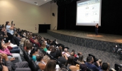 A plataforma on-line em que serão feitos os cursos gratuitos de inglês, espanhol e francês foi apresentada pela gerente de projetos da Altissia, Sheila Kiss. (Foto: Ney Sarmento/PMMC)