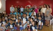 Entrega da sala de leitura reuniu representantes da Secretaria de Educação e da empresa. (Foto: Divulgação/PMMC)